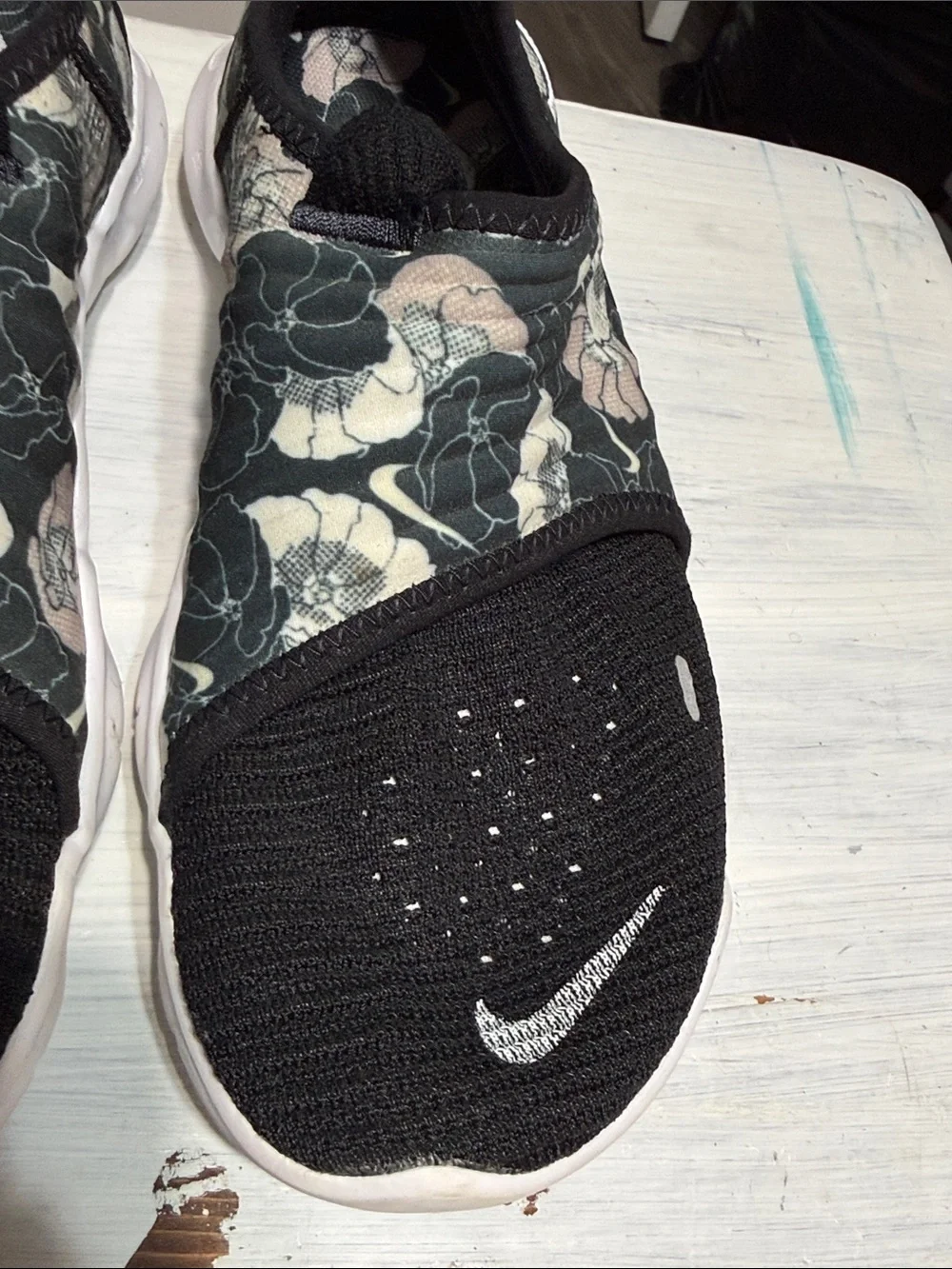 Nike Free RN Flyknit 3.0 sneakers in a black floral colorway size 8